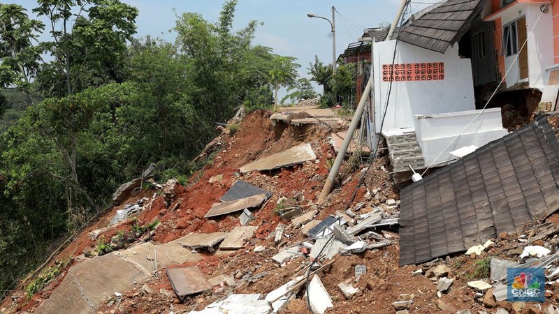 Sejumlah warga melihat kondisi rumah yang longsor di Kawasan Desa Kuripan, Kecamatan Ciseeng, Kabupaten Bogor, Jawa Barat, Selasa, (5/12/2023). (CNBC Indonesia/Muhammad Sabki)