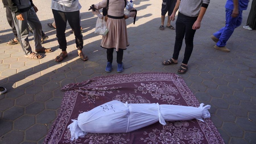 Tentara Israel beroperasi di Jalur Gaza, Senin (4/12/2023). (Israel Defense Forces/Handout via REUTERS)