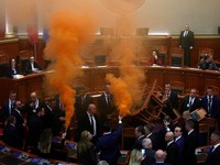 Cuma di Sini, Bom Asap Warnai Sidang 