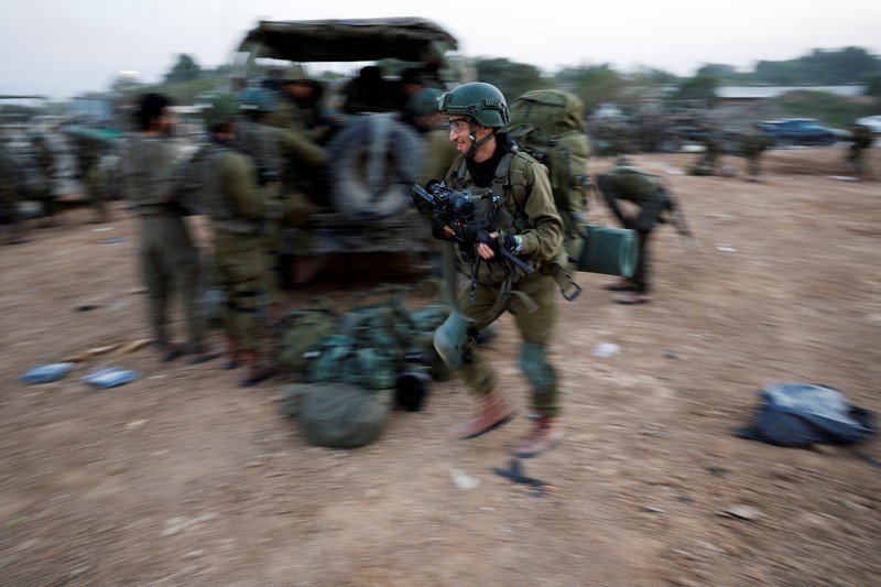 Konvoi tank Israel bermanuver di dekat perbatasan Israel dengan Gaza, di tengah konflik yang sedang berlangsung antara Israel dan kelompok Islam Palestina Hamas, di Israel, 4 Desember 2023. Konvoi tank Israel bermanuver di dekat perbatasan Israel dengan Gaza, di tengah konflik yang sedang berlangsung antara Israel dan kelompok Islam Palestina Hamas, di Israel, 4 Desember 2023. (REUTERS/Amir Cohen)