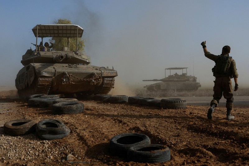 Konvoi tank Israel bermanuver di dekat perbatasan Israel dengan Gaza, di tengah konflik yang sedang berlangsung antara Israel dan kelompok Islam Palestina Hamas, di Israel, 4 Desember 2023. Konvoi tank Israel bermanuver di dekat perbatasan Israel dengan Gaza, di tengah konflik yang sedang berlangsung antara Israel dan kelompok Islam Palestina Hamas, di Israel, 4 Desember 2023. (REUTERS/Amir Cohen)