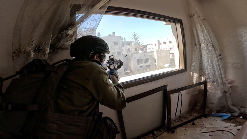 Tentara Israel beroperasi di Jalur Gaza, Senin (4/12/2023). (Israel Defense Forces/Handout via REUTERS) Tentara Israel beroperasi di Jalur Gaza, Senin (4/12/2023). (Israel Defense Forces/Handout via REUTERS)