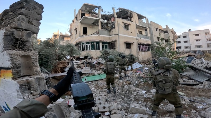Tentara Israel beroperasi di Jalur Gaza, Senin (4/12/2023). (Israel Defense Forces/Handout via REUTERS) Tentara Israel beroperasi di Jalur Gaza, Senin (4/12/2023). (Israel Defense Forces/Handout via REUTERS)