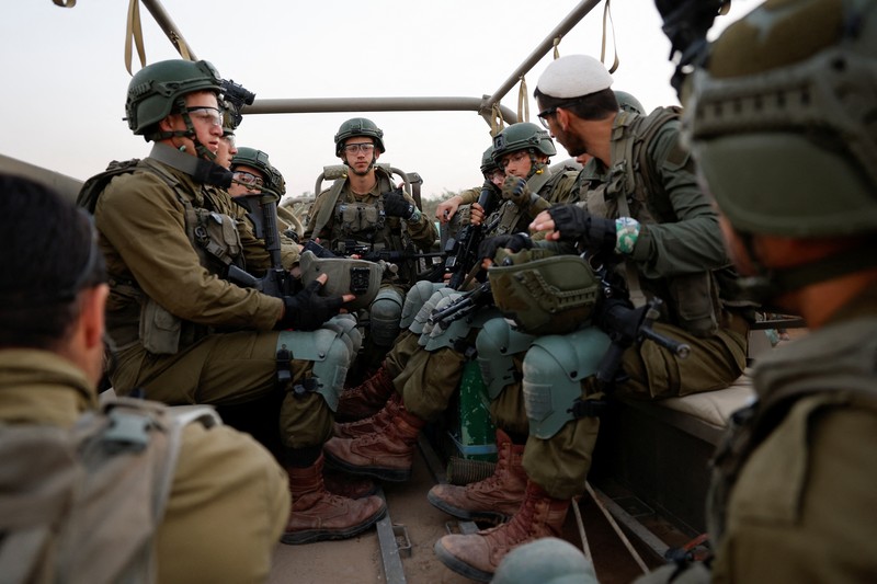 Konvoi tank Israel bermanuver di dekat perbatasan Israel dengan Gaza, di tengah konflik yang sedang berlangsung antara Israel dan kelompok Islam Palestina Hamas, di Israel, 4 Desember 2023. (REUTERS/Amir Cohen)