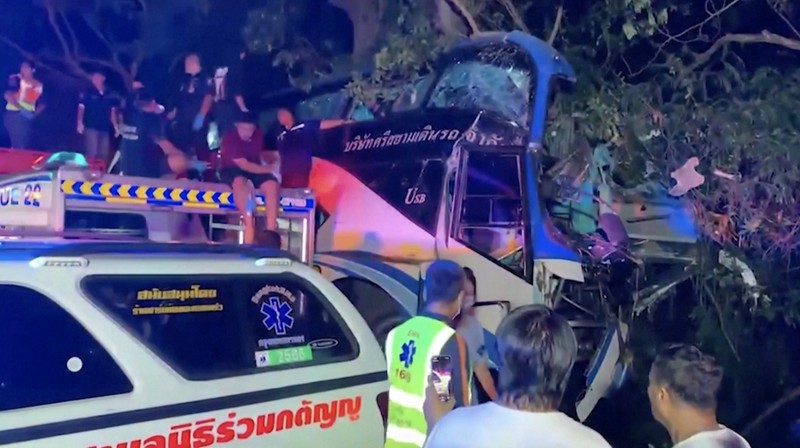 Dalam foto yang disediakan oleh Sawang Rungrueang Rescue22 Foundation, petugas penyelamat dan relawan bekerja di lokasi kecelakaan bus Selasa, 5 Desember 2023, di provinsi Prachuap Khiri Khan, Thailand. Belasan orang tewas setelah kendaraan tersebut terjatuh dari badan jalan dan menabrak pohon besar. Dalam foto yang disediakan oleh Sawang Rungrueang Rescue22 Foundation, petugas penyelamat dan relawan bekerja di lokasi kecelakaan bus Selasa, 5 Desember 2023, di provinsi Prachuap Khiri Khan, Thailand. Belasan orang tewas setelah kendaraan tersebut terjatuh dari badan jalan dan menabrak pohon besar. (Sawang Rungrueang Rescue22 Foundation via AP)