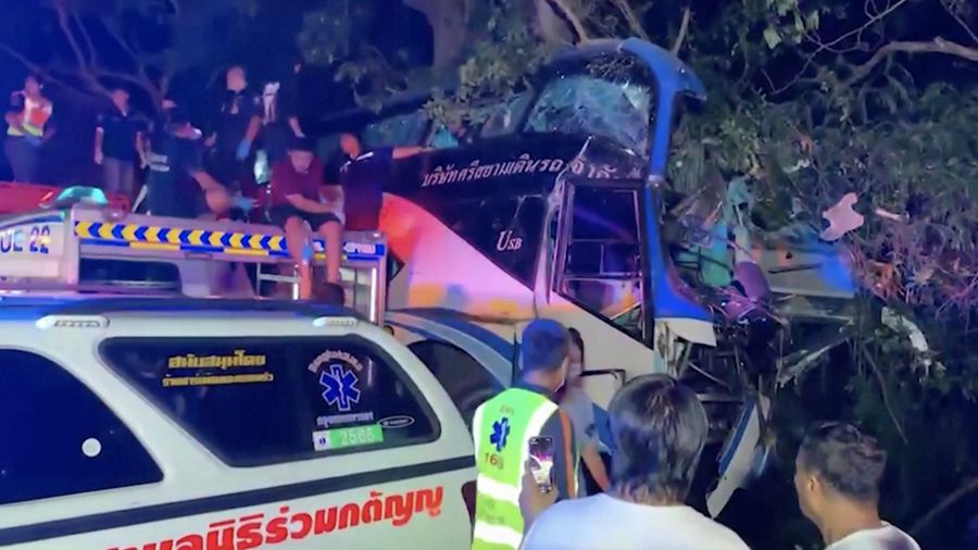 Dalam foto yang disediakan oleh Sawang Rungrueang Rescue22 Foundation, petugas penyelamat dan relawan bekerja di lokasi kecelakaan bus Selasa, 5 Desember 2023, di provinsi Prachuap Khiri Khan, Thailand. Belasan orang tewas setelah kendaraan tersebut terjatuh dari badan jalan dan menabrak pohon besar. (Sawang Rungrueang Rescue22 Foundation via AP)