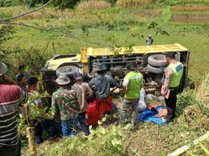 Jalan Amblas Bikin Truk Terjun ke Jurang di Taput, 1 Tewas Tertimpa