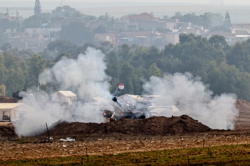 Konvoi tank Israel bermanuver di dekat perbatasan Israel dengan Gaza, di tengah konflik yang sedang berlangsung antara Israel dan kelompok Islam Palestina Hamas, di Israel, 4 Desember 2023. Konvoi tank Israel bermanuver di dekat perbatasan Israel dengan Gaza, di tengah konflik yang sedang berlangsung antara Israel dan kelompok Islam Palestina Hamas, di Israel, 4 Desember 2023. (REUTERS/Amir Cohen)