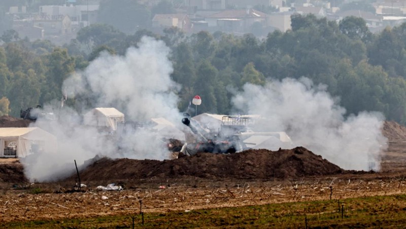 Konvoi tank Israel bermanuver di dekat perbatasan Israel dengan Gaza, di tengah konflik yang sedang berlangsung antara Israel dan kelompok Islam Palestina Hamas, di Israel, 4 Desember 2023. (REUTERS/Amir Cohen)