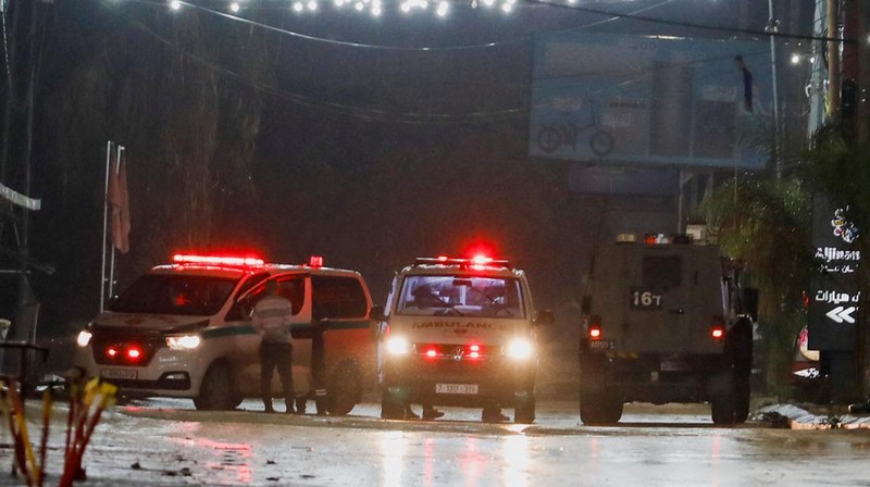 Pasukan tentara Israel mengambil bagian dalam serangan di Jenin, di Tepi Barat yang diduduki Israel, 5 Desember 2023. (REUTERS/Raneen Sawafta)