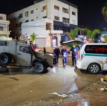 Potret Militer Israel Geledah Ambulans yang Beroperasi