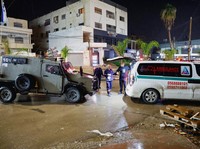 Potret Militer Israel Geledah Ambulans yang Beroperasi