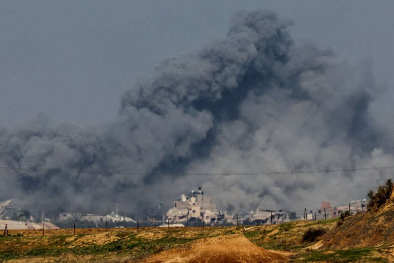 Kobaran api melanda Gaza, di tengah konflik yang sedang berlangsung antara Israel dan kelompok Islam Palestina Hamas, terlihat dari Israel selatan, 6 Desember 2023. Kobaran api melanda Gaza, di tengah konflik yang sedang berlangsung antara Israel dan kelompok Islam Palestina Hamas, terlihat dari Israel selatan, 6 Desember 2023. (REUTERS/Athit Perawongmetha)