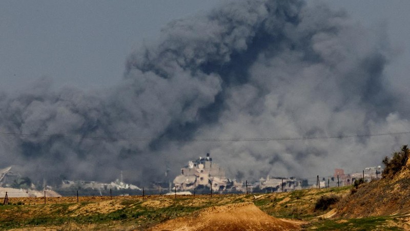 Kobaran api melanda Gaza, di tengah konflik yang sedang berlangsung antara Israel dan kelompok Islam Palestina Hamas, terlihat dari Israel selatan, 6 Desember 2023. (REUTERS/Athit Perawongmetha)