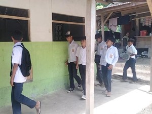 Semangat Belajar Siswa SMP IT Pancuh Tilu Meski Sekolah Pakai Sandal