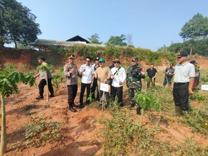Jalankan Arahan KSAD, Kodim Bogor Tanam Pohon-Bersihkan Saluran Air Warga