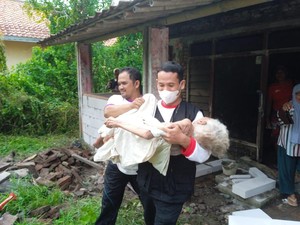 Viral Lansia Indramayu Hidup Sebatang Kara di Rumah Tak Layak