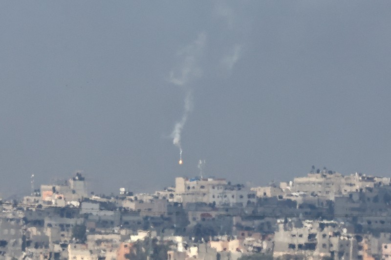 Kobaran api melanda Gaza, di tengah konflik yang sedang berlangsung antara Israel dan kelompok Islam Palestina Hamas, terlihat dari Israel selatan, 6 Desember 2023. Kobaran api melanda Gaza, di tengah konflik yang sedang berlangsung antara Israel dan kelompok Islam Palestina Hamas, terlihat dari Israel selatan, 6 Desember 2023. (REUTERS/Athit Perawongmetha)