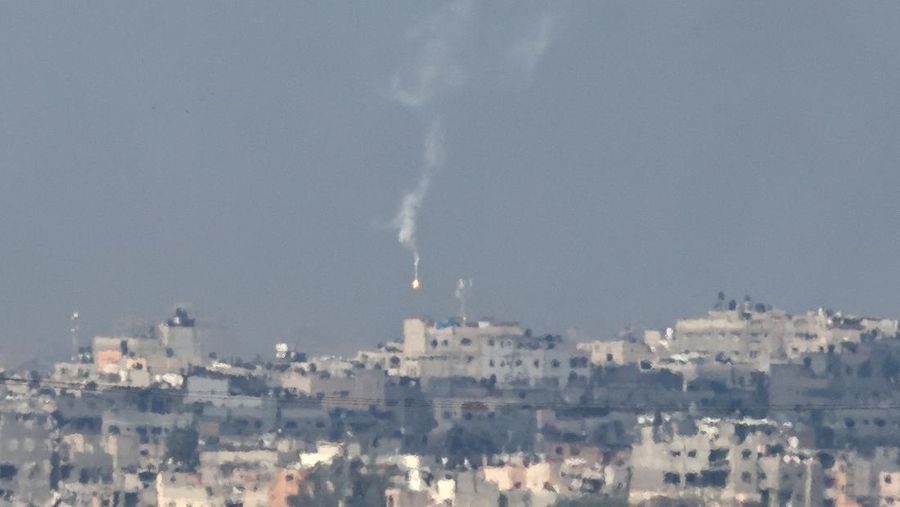 Kobaran api melanda Gaza, di tengah konflik yang sedang berlangsung antara Israel dan kelompok Islam Palestina Hamas, terlihat dari Israel selatan, 6 Desember 2023. (REUTERS/Athit Perawongmetha)