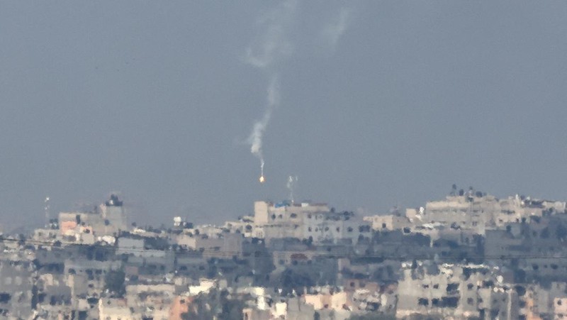 Kobaran api melanda Gaza, di tengah konflik yang sedang berlangsung antara Israel dan kelompok Islam Palestina Hamas, terlihat dari Israel selatan, 6 Desember 2023. (REUTERS/Athit Perawongmetha)