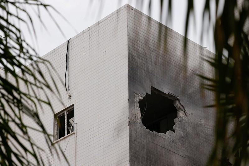 Kondisi bangunan apartemen yang berlubang akibat serangan roket yang diduga milik kelompok militan Hamas di Ashkelon, Israel, Selasa (5/12/2023). (REUTERS/Amir Cohen) Kondisi bangunan apartemen yang berlubang akibat serangan roket yang diduga milik kelompok militan Hamas di Ashkelon, Israel, Selasa (5/12/2023). (REUTERS/Amir Cohen)