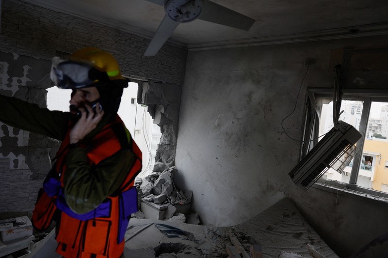 Kondisi bangunan apartemen yang berlubang akibat serangan roket yang diduga milik kelompok militan Hamas di Ashkelon, Israel, Selasa (5/12/2023). (REUTERS/Amir Cohen) Kondisi bangunan apartemen yang berlubang akibat serangan roket yang diduga milik kelompok militan Hamas di Ashkelon, Israel, Selasa (5/12/2023). (REUTERS/Amir Cohen)