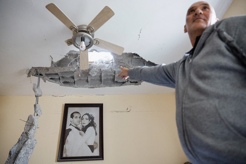 Kondisi bangunan apartemen yang berlubang akibat serangan roket yang diduga milik kelompok militan Hamas di Ashkelon, Israel, Selasa (5/12/2023). (REUTERS/Amir Cohen) Kondisi bangunan apartemen yang berlubang akibat serangan roket yang diduga milik kelompok militan Hamas di Ashkelon, Israel, Selasa (5/12/2023). (REUTERS/Amir Cohen)