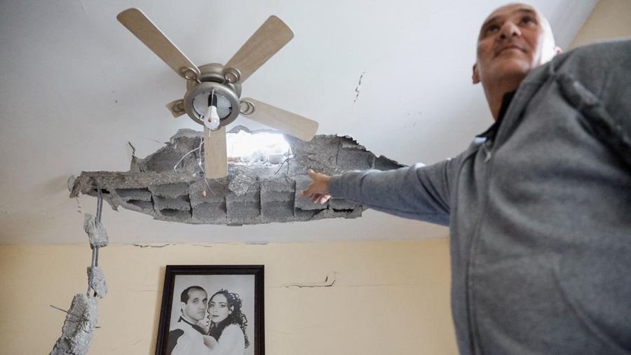 Kondisi bangunan apartemen yang berlubang akibat serangan roket yang diduga milik kelompok militan Hamas di Ashkelon, Israel, Selasa (5/12/2023). (REUTERS/Amir Cohen)