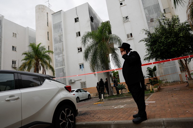 Kondisi bangunan apartemen yang berlubang akibat serangan roket yang diduga milik kelompok militan Hamas di Ashkelon, Israel, Selasa (5/12/2023). (REUTERS/Amir Cohen)