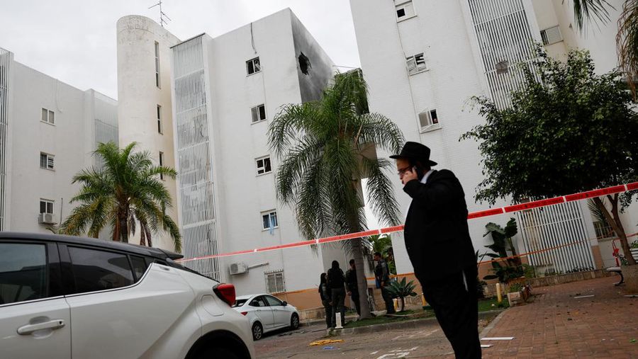 Kondisi bangunan apartemen yang berlubang akibat serangan roket yang diduga milik kelompok militan Hamas di Ashkelon, Israel, Selasa (5/12/2023). (REUTERS/Amir Cohen)