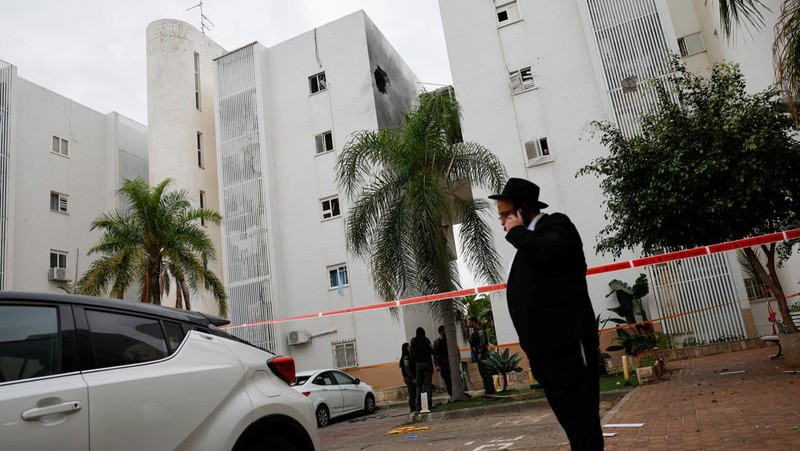 Kondisi bangunan apartemen yang berlubang akibat serangan roket yang diduga milik kelompok militan Hamas di Ashkelon, Israel, Selasa (5/12/2023). (REUTERS/Amir Cohen)