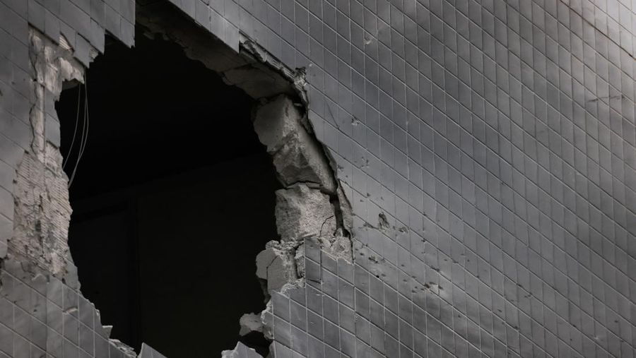 Kondisi bangunan apartemen yang berlubang akibat serangan roket yang diduga milik kelompok militan Hamas di Ashkelon, Israel, Selasa (5/12/2023). (REUTERS/Amir Cohen)