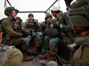 Viral Tentara Israel Tangkap-Telanjangi Puluhan Pria di Gaza