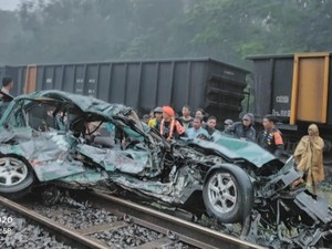 Sedan Ringsek Dihantam KA Usai Terobos Perlintasan, 3 Orang Tewas