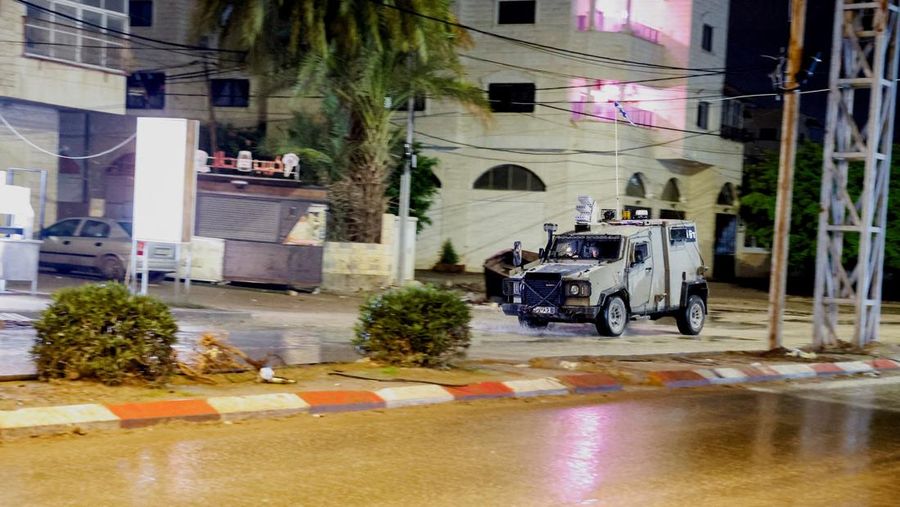 Pasukan tentara Israel mengambil bagian dalam serangan di Jenin, di Tepi Barat yang diduduki Israel, 5 Desember 2023. (REUTERS/Raneen Sawafta)