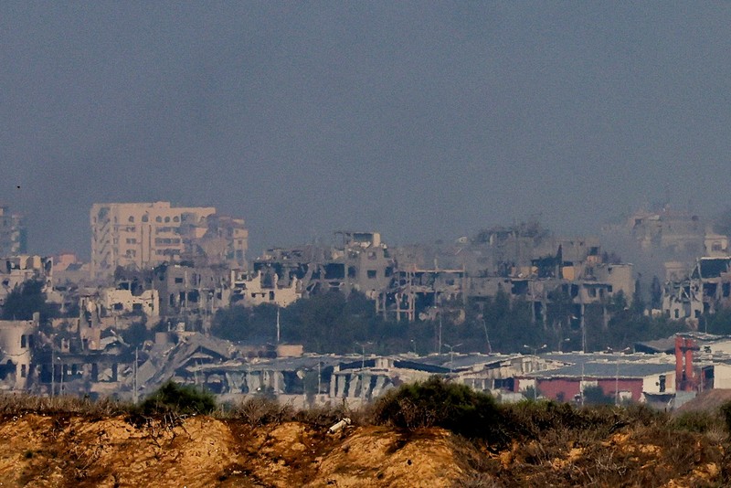 Kobaran api melanda Gaza, di tengah konflik yang sedang berlangsung antara Israel dan kelompok Islam Palestina Hamas, terlihat dari Israel selatan, 6 Desember 2023. (REUTERS/Athit Perawongmetha)