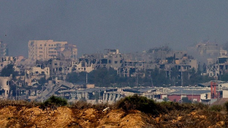 Kobaran api melanda Gaza, di tengah konflik yang sedang berlangsung antara Israel dan kelompok Islam Palestina Hamas, terlihat dari Israel selatan, 6 Desember 2023. (REUTERS/Athit Perawongmetha)