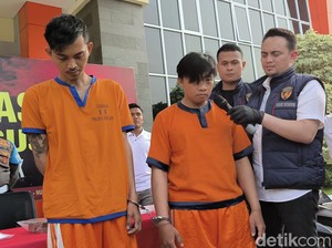 Peran 5 Tersangka Pembunuhan Pria Gresik dengan Mulut Tertancap Pisau