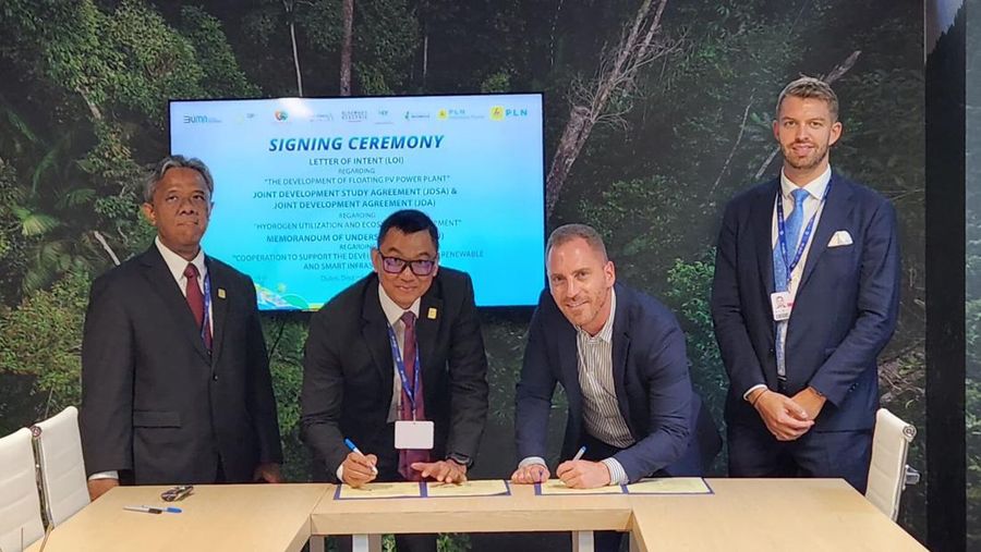 Penandatanganan kerja sama antara PLN dan HDF Energy dalam pengembangan hidrogen hijau di Indonesia yang dilakukan oleh Direktur Utama PLN Darmawan Prasodjo (tengah kiri) dengan Executive Director Asia and President Director HDF Energy Indonesia Mathieu Geze (tengah kanan) didampingi oleh Direktur Legal dan Human Capital PLN Yusuf Didi Setiarto (kiri) dan Vice President Caribbean HDF Energy Thibault Menage (kanan). (Dok. PT PLN (Persero))