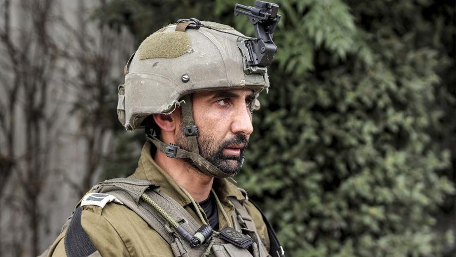 Perwira militer Israel Kamal Saad, seorang anggota yang bergabung dari Druze, terlihat saat berpatroli dengan unitnya di sebuah kota tak dikenal di Israel utara dekat perbatasan dengan Lebanon pada 11 November 2023. (Photo by Jalaa MAREY / AFP)