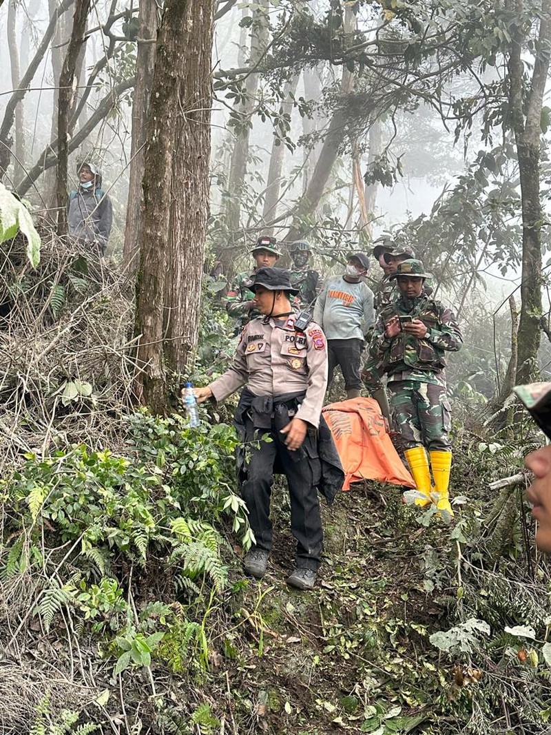 Polisi menyatakan satu jenazah korban erupsi Gunung Marapi telah ditemukan pagi ini. Dengan demikian, berdasarkan data pendaki di Posko BKSDA yang berjumlah 75 orang, sudah ditemukan seluruhnya.  