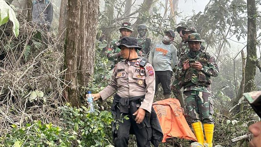 Polisi menyatakan satu jenazah korban erupsi Gunung Marapi telah ditemukan pagi ini. Dengan demikian, berdasarkan data pendaki di Posko BKSDA yang berjumlah 75 orang, sudah ditemukan seluruhnya.  