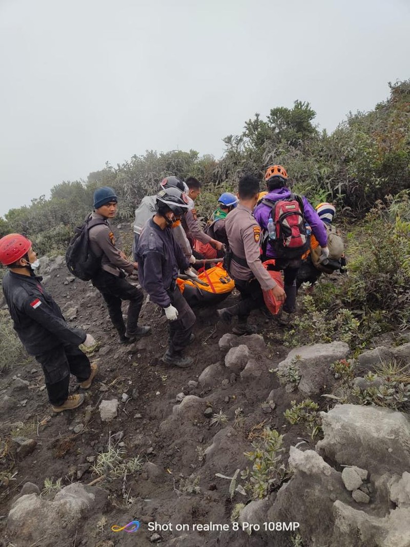 Polisi menyatakan satu jenazah korban erupsi Gunung Marapi telah ditemukan pagi ini. Dengan demikian, berdasarkan data pendaki di Posko BKSDA yang berjumlah 75 orang, sudah ditemukan seluruhnya. Polisi menyatakan satu jenazah korban erupsi Gunung Marapi telah ditemukan pagi ini. Dengan demikian, berdasarkan data pendaki di Posko BKSDA yang berjumlah 75 orang, sudah ditemukan seluruhnya.