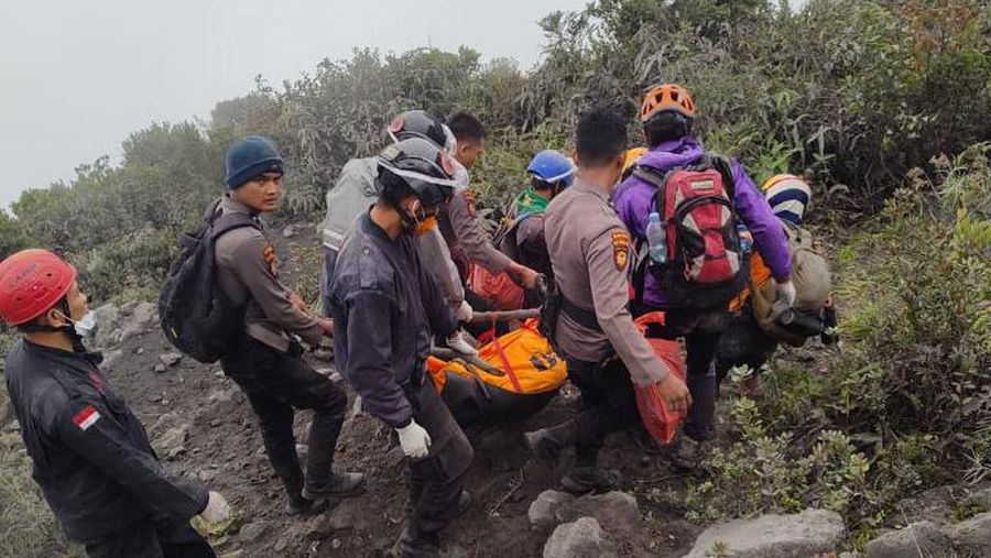 Polisi menyatakan satu jenazah korban erupsi Gunung Marapi telah ditemukan pagi ini. Dengan demikian, berdasarkan data pendaki di Posko BKSDA yang berjumlah 75 orang, sudah ditemukan seluruhnya.  