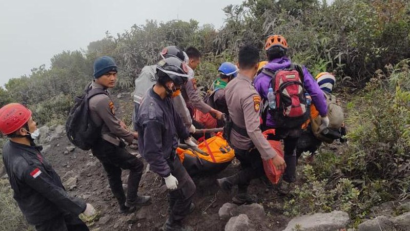 Polisi menyatakan satu jenazah korban erupsi Gunung Marapi telah ditemukan pagi ini. Dengan demikian, berdasarkan data pendaki di Posko BKSDA yang berjumlah 75 orang, sudah ditemukan seluruhnya.  