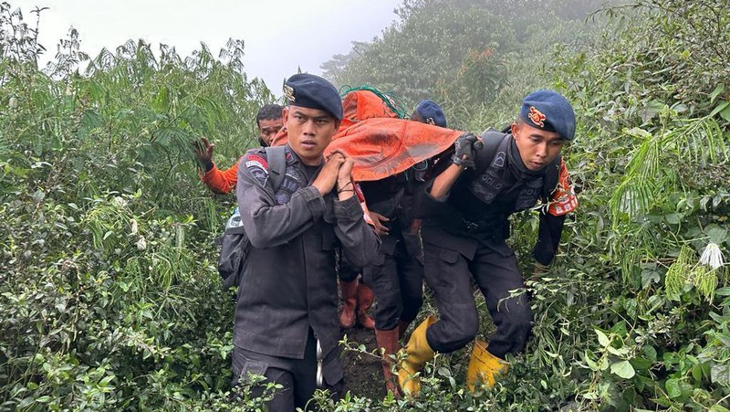 Polisi menyatakan satu jenazah korban erupsi Gunung Marapi telah ditemukan pagi ini. Dengan demikian, berdasarkan data pendaki di Posko BKSDA yang berjumlah 75 orang, sudah ditemukan seluruhnya.  