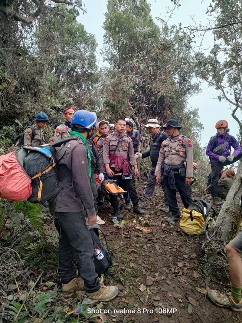 Polisi menyatakan satu jenazah korban erupsi Gunung Marapi telah ditemukan pagi ini. Dengan demikian, berdasarkan data pendaki di Posko BKSDA yang berjumlah 75 orang, sudah ditemukan seluruhnya.  
