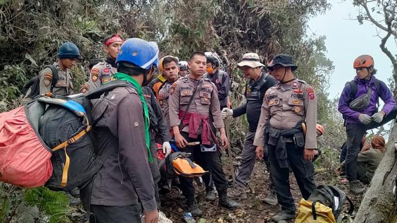 Polisi menyatakan satu jenazah korban erupsi Gunung Marapi telah ditemukan pagi ini. Dengan demikian, berdasarkan data pendaki di Posko BKSDA yang berjumlah 75 orang, sudah ditemukan seluruhnya.  