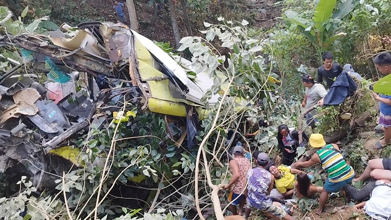 Proses evakuasi korban kecelakaan bus yang jatuh dari tebing di provinsi tengah Antique, Filipina, Selasa (5/12/2023). (Urban Search and Rescue Unit/Handout via REUTERS) Proses evakuasi korban kecelakaan bus yang jatuh dari tebing di provinsi tengah Antique, Filipina, Selasa (5/12/2023). (Urban Search and Rescue Unit/Handout via REUTERS)