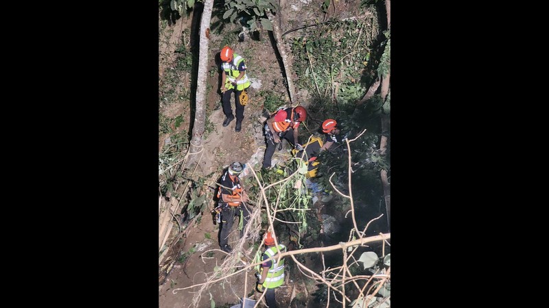 Proses evakuasi korban kecelakaan bus yang jatuh dari tebing di provinsi tengah Antique, Filipina, Selasa (5/12/2023). (Urban Search and Rescue Unit/Handout via REUTERS) Proses evakuasi korban kecelakaan bus yang jatuh dari tebing di provinsi tengah Antique, Filipina, Selasa (5/12/2023). (Urban Search and Rescue Unit/Handout via REUTERS)